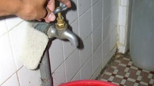 Benh vien Phu san Ha Noi phai hoan mo vi khong co nuoc hinh anh