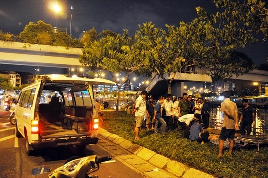 Rua chan o kenh Tau Hu, truot chan chet duoi hinh anh