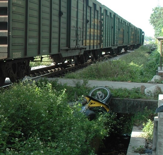 Tau hoa tong nguoi phu nu bay xa 5 m hinh anh
