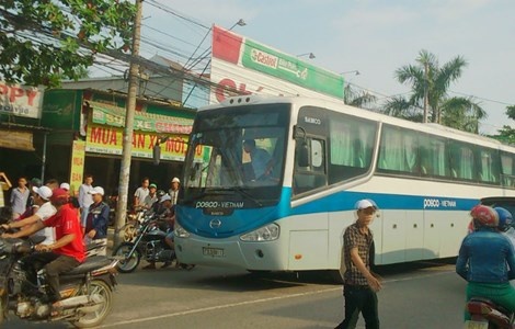 Tai xe xe khach bi nhom con do bao vay doa xu hinh anh