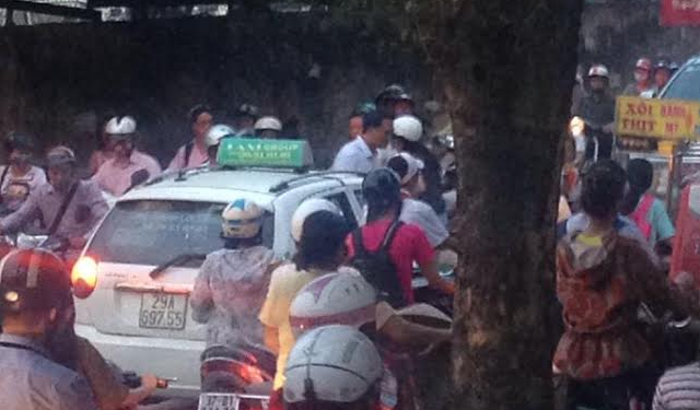 Ong Khuat Viet Hung cam 'vi ruoi' loay hoay dieu tiet giao thong hinh anh