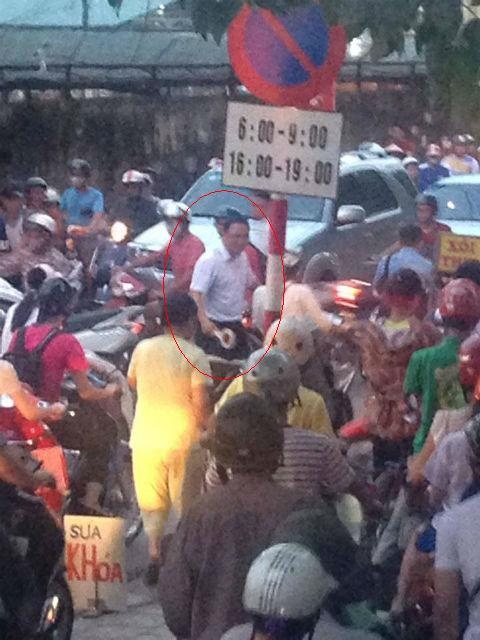 Hình ảnh ông Khuất Việt Hùng trực tiếp phân luồng giao thông được người đi đường chụp lại.