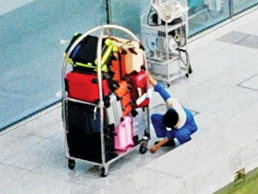 Toi di lam phu vac hanh ly: 'Chom' do san bay vi luong thap hinh anh