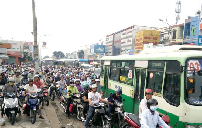Đường Nguyễn Oanh hướng đi Gò Vấp bị ùn tắc kéo dài.