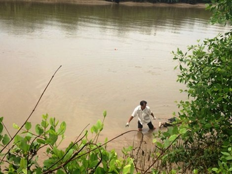 Phat hien mot thi the bi phan huy tren song Phuoc Long hinh anh