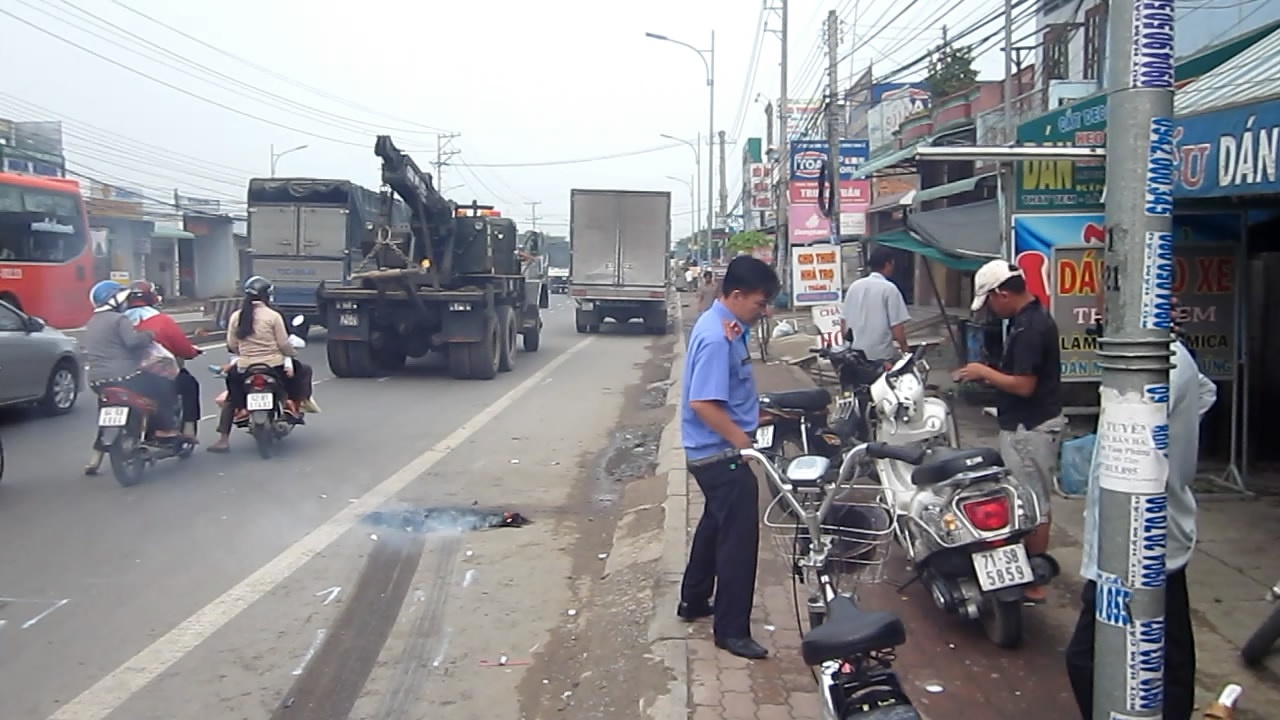 Xe tai tong lien hoan, be trai 7 tuoi chet tham hinh anh