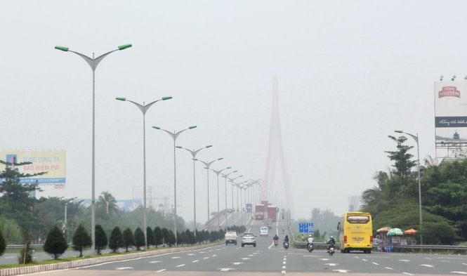 Can Tho chim trong suong mu giua trua hinh anh