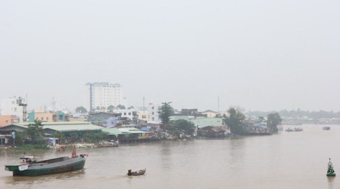 Một góc khu trung tâm TP Cần Thơ bao phủ bởi sương mù dày đặc dù đó là thời điểm 13g30 ngày 5-10