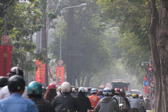 Người đi đường di chuyển trong lớp “mù khô”.