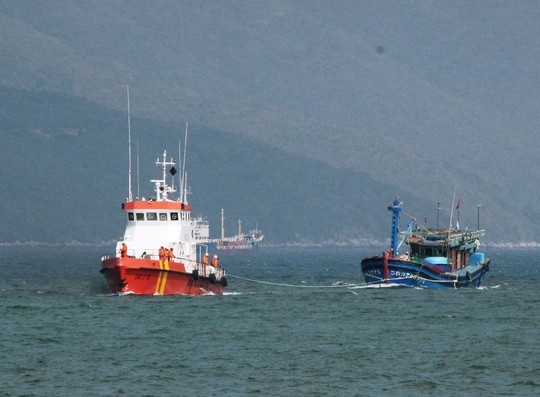 12 ngu dan duoc cuu sau 2 ngay troi dat tren bien hinh anh