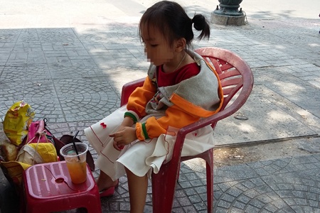 Dua tre phia sau chuyen tinh cua me hinh anh