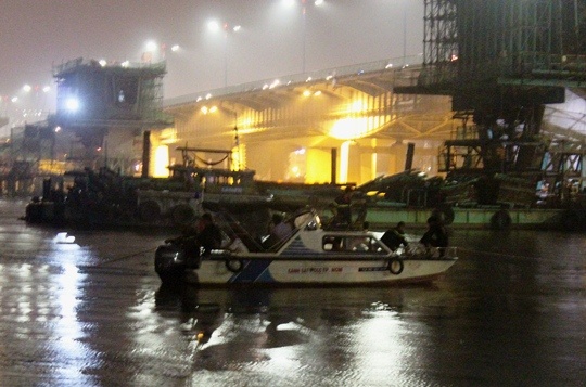 Co gai bat ngo nhay cau Sai Gon tu tu hinh anh