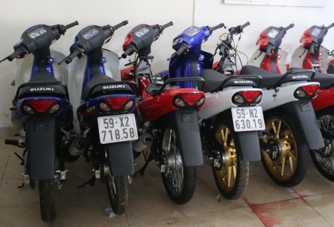 Các xe Suzuki Sport được Tân cùng các thợ phụ lắp ráp từ các phụ tùng trôi nổi.