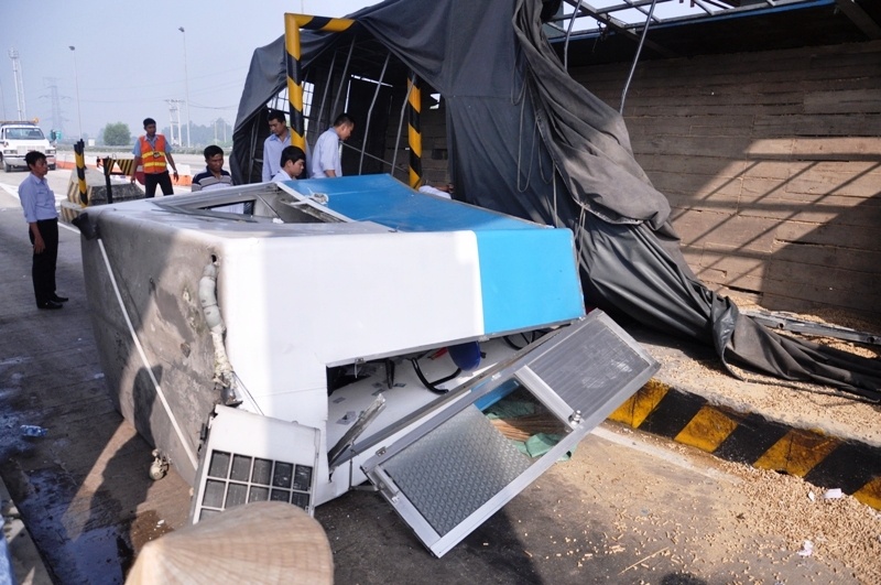 Cabin số 4 bị xe tải lật đè ngã. Ảnh:Trường Nguyên.