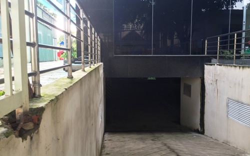 Ke gian dot nhap tang ham chung cu trom 10 xe may hinh anh