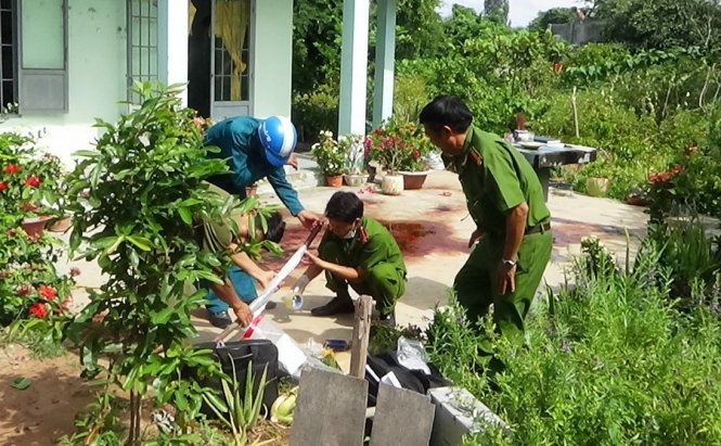 Công an thu giữ hung khí của vụ án để phục vụ điều tra.