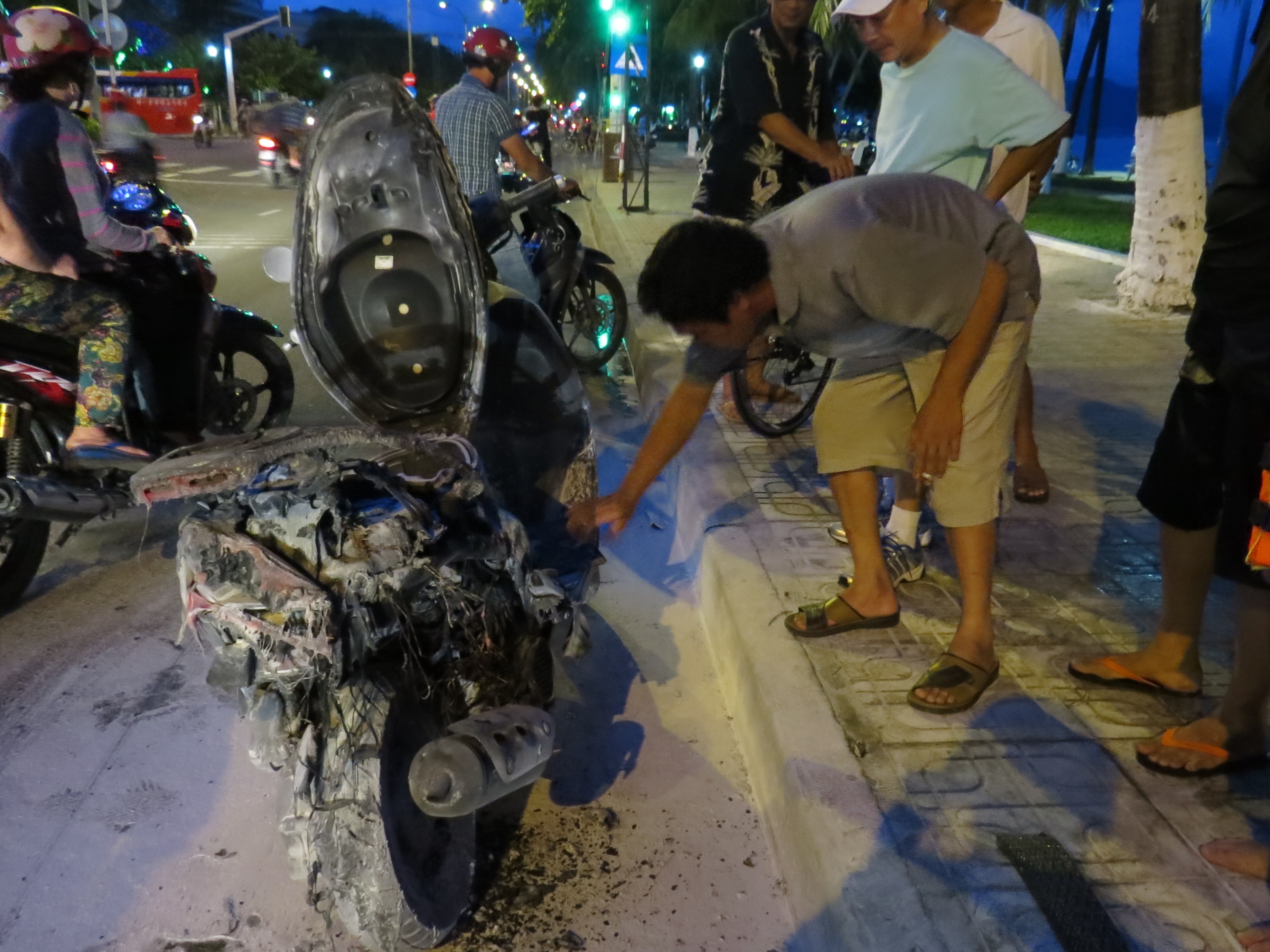 Xe tay ga dang chay boc chay du doi hinh anh