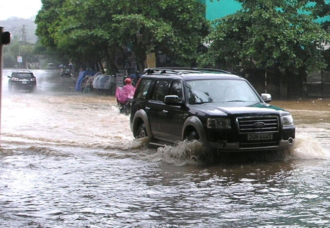 Đường Nguyễn Huệ gần cửa khẩu Quốc tế Lào Cai ngập trong nước sáng 11/10.