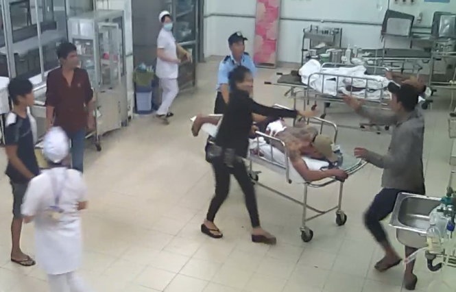 Người thân của Hưng cùng lực lượng bảo vệ bệnh viện đã chạy đến ngăn cản Cường.