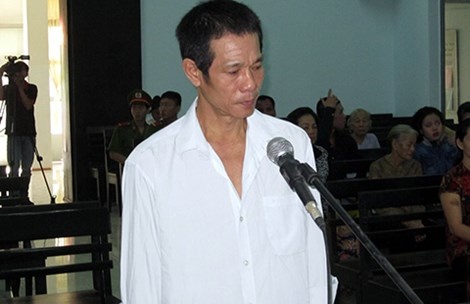 Bị cáo Nguyễn Tình trước vành móng ngựa.