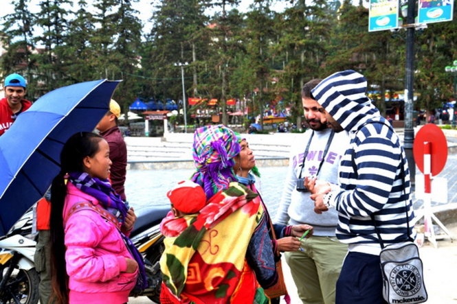 Du khách khám phá Sa Pa trong cái rét lạnh sáng 13/10.