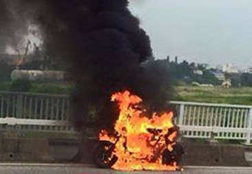 Xe dap dien bat ngo phat no, nu sinh trong thuong hinh anh