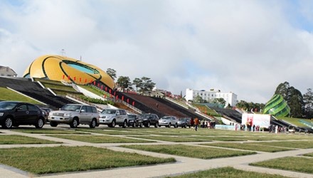 Xay Quang truong Lam Vien thua hon 110 ty dong, vi sao? hinh anh