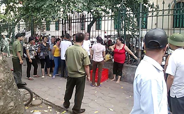 Bà Xoan (áo đỏ) trong những lần xuất hiện trước đó. Ảnh do bác sĩ bệnh viện K cung cấp.