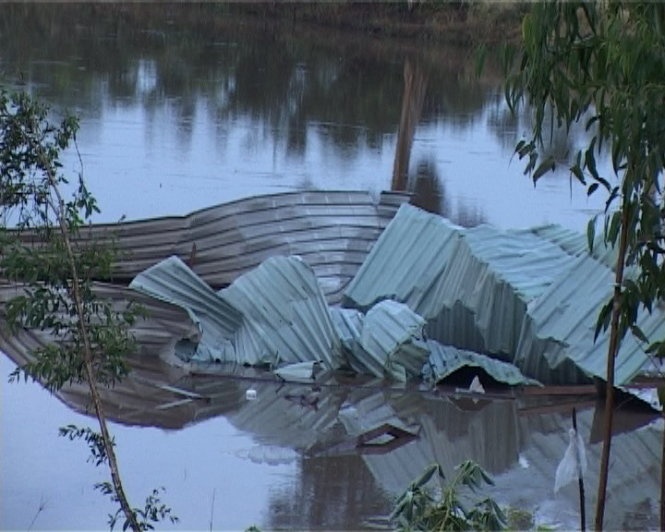 Những tấm tôn bị gió lốc cuốn bay xuống kênh.