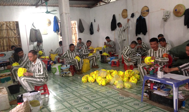 Các phạm nhân có án dài và nhiều tiền án thường phải lao động trong nhà xưởng, có rào vây xung quanh.