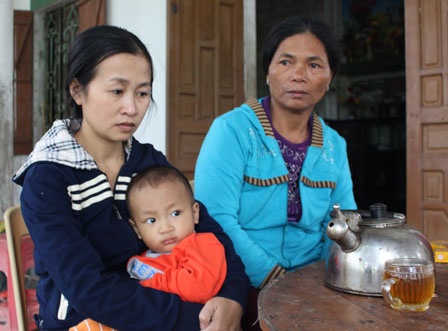 Gia đình của thuyền viên Nguyễn Đình Ngà nóng lòng chờ tin tức.