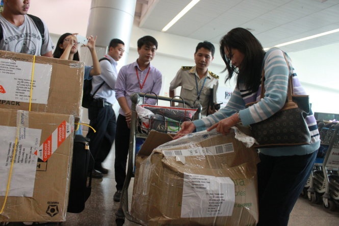 Nhieu nhan vien mat dat Tan Son Nhat lay tai san khach hinh anh