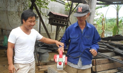 Anh Huy nay là thợ phục dựng nhà rường có tiếng.