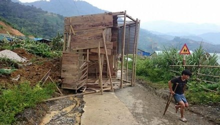 Lo dat kinh hoang trong dem, nha dan bi vui lap hoan toan hinh anh