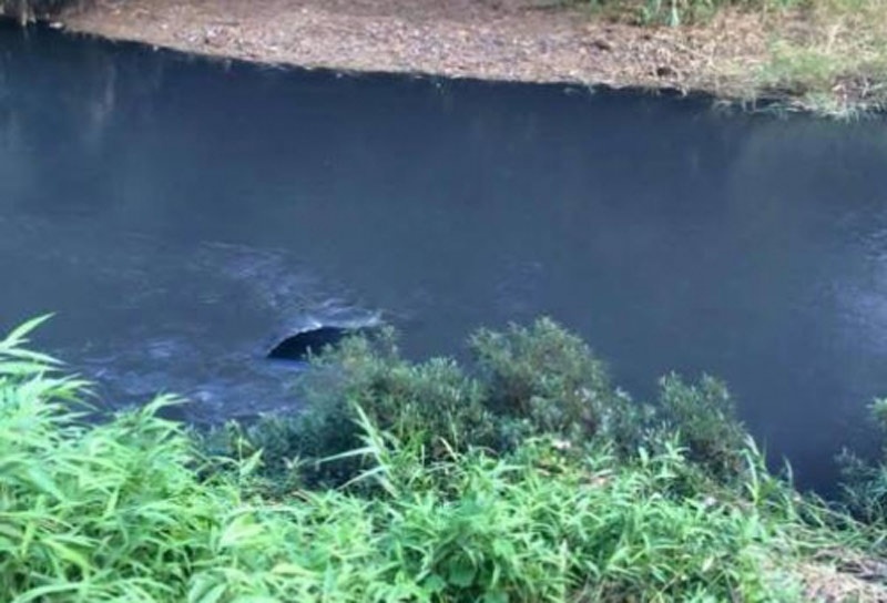 Nam thanh nien chet chim cung oto duoi suoi hinh anh