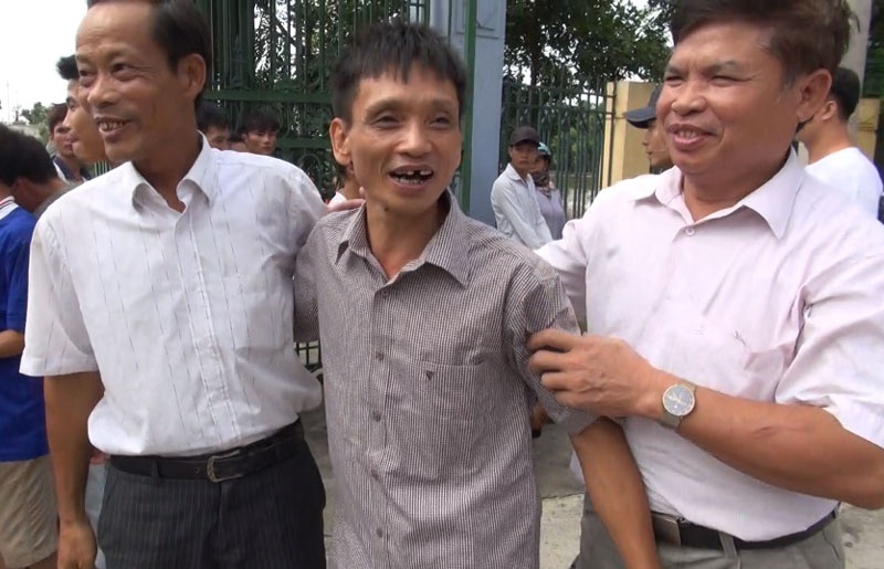 Anh Tiến vui mừng trong vòng tay người thân, đồng nghiệp.
