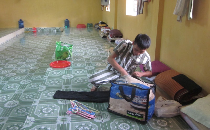 Phạm nhân Hoàng Văn Tiến thu dọn tư trang trước khi về đoàn tụ gia đình.