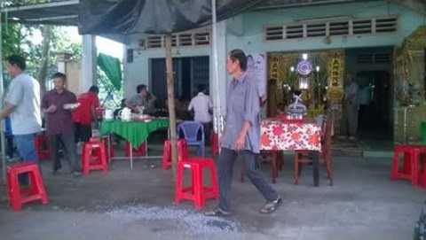 Bi kich cua ong chong hay ghen khi co vo tre mo quan ca phe hinh anh