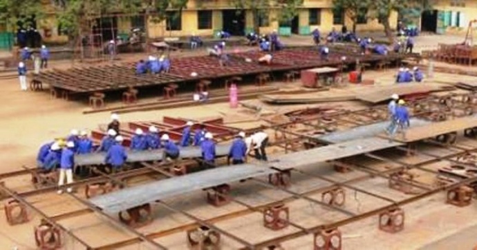 Thay giao tu vong khi dang day sinh vien dong tau hinh anh