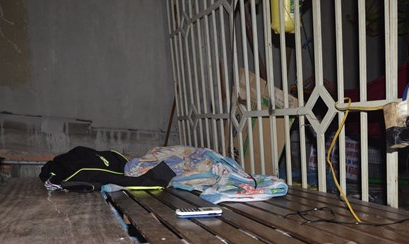 Cam dien thoai dang sac, be trai 13 tuoi tu vong hinh anh