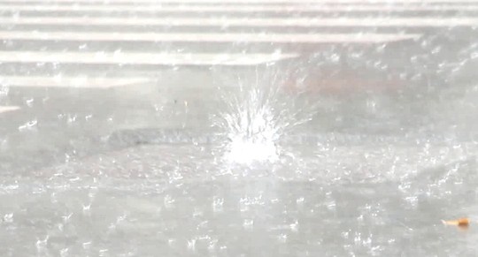 Ho ga phun nuoc, nap cong rung lac giua Cho Lon hinh anh