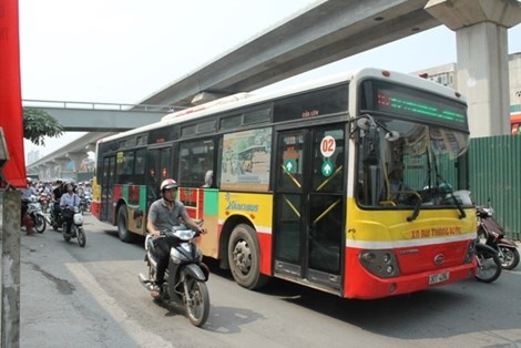 Giam xe buyt va oto vao gio cao diem hinh anh