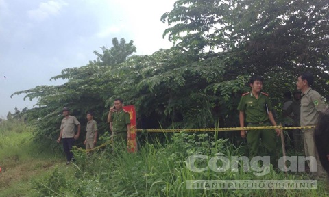 Cơ quan chức năng khám nghiệm hiện trường, điều tra vụ việc.