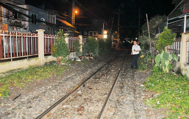 Nam tren duong ray, nguoi dan ong bi tau hoa can chet hinh anh