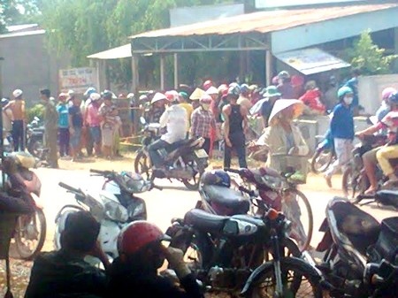 Me cho 2 con song sinh uong thuoc doc roi tu tu hinh anh