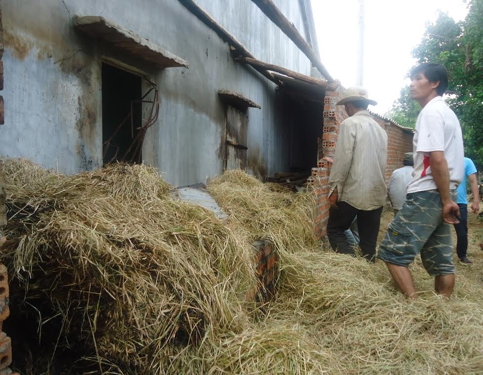 Dot rom gay chay nha, 2 em be chet tham hinh anh