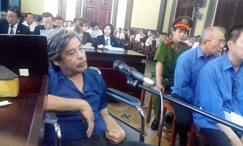 Bị cáo Đỗ Trọng Nhân, nguyên Giám đốc Cty Siêu mẫu Việt tại ngoại, đến tòa trên chiếc xe lăn. 