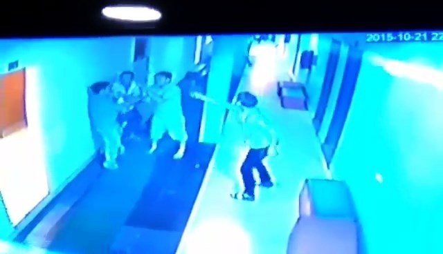 Nguyễn Mậu Phước (bìa phải) cầm dao trong cuộc hỗn chiến.