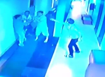 Camera ghi canh hon chien, mot nguoi chet trong quan karaoke hinh anh