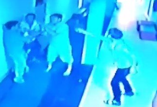 Canh hon chien trong quan karaoke hinh anh
